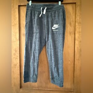 Women’s cropped Nike sweatpants Medium